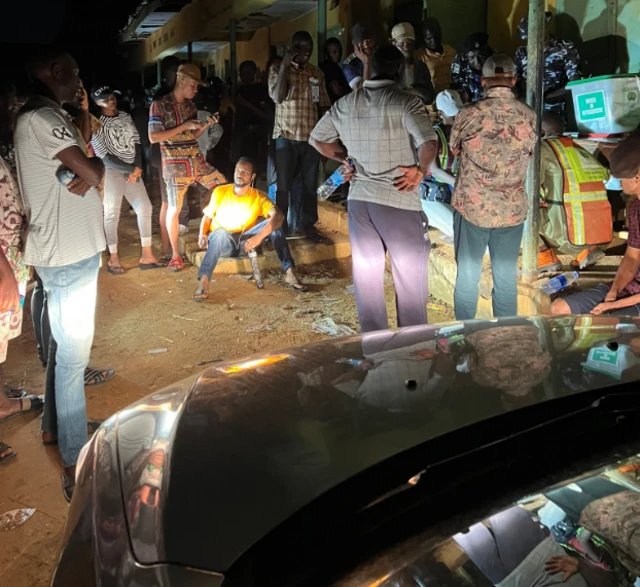 Pesin dey shine light for polling unit