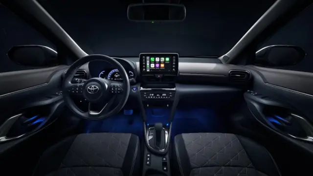 اتاق مدل شاسی‌بلند بسیار به یاریس هچ‌بک شبیه است