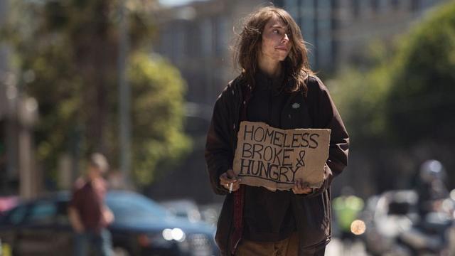一名無家可歸的女人在舊金山的路上乞討