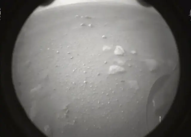 ภาพที่สองซึ่งหุ่นยนต์ส่งมาจากภายในแอ่งหลุมอุกกาบาตเยเซโร