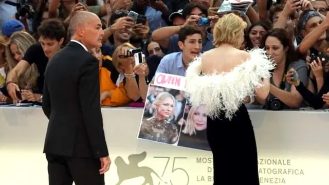 कलावंतांचेही बॉडीगार्ड असतात.