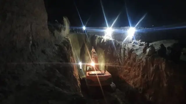 মাটিতে সুড়ঙ্গ কেটে কুয়ায় পড়ে যাওয়া শিশুটিকে উদ্ধারের কাজ চলেছে