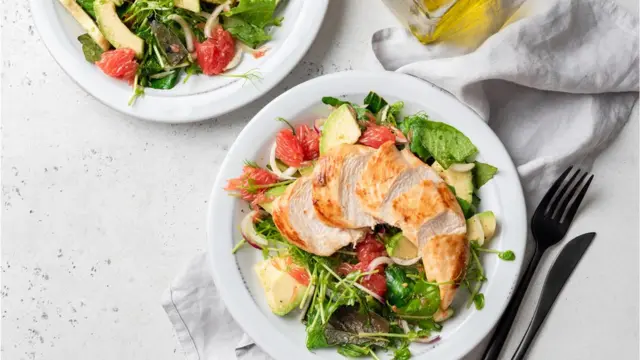 tabakta tavuk ve salata