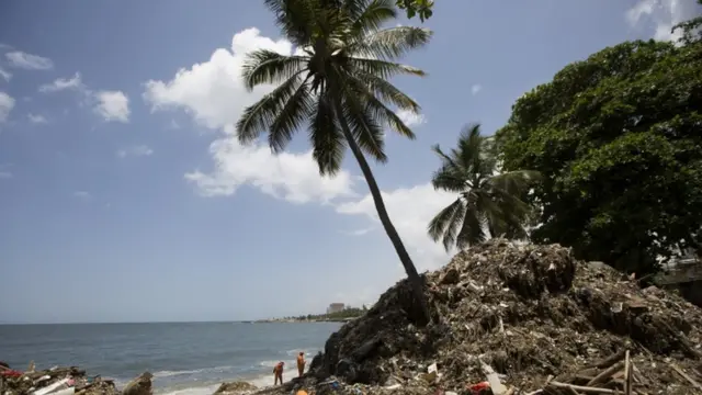 Trabajadores recogiendo basura en el Malecón de Santo Domingo, República Dominicana.