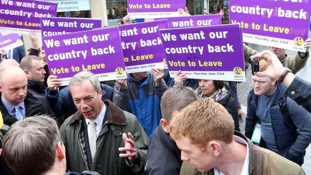 Político Nigel Farage participapalpites copa do mundo 26 11comício pró-Brexit