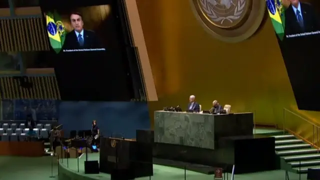 Assembleia da ONU com discurso do Bolsonaro no telão