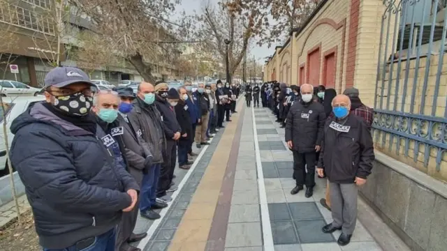 تجمع گروهی از خانواده قربانیان هواپیمای ساقط شده توسط سپاه پاسداران مقابل دادسرای نظامی تهران