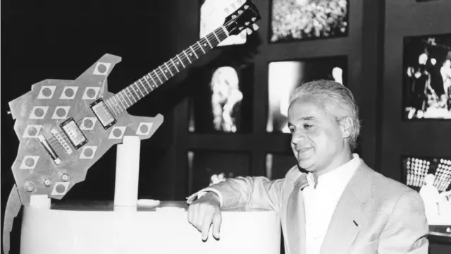Roberto Medina e a guitarra verde e amarela que ganhoujogo slot real paga mesmopresente do guitarrista dos Scorpions, Mathias Jabbs,jogo slot real paga mesmo1985