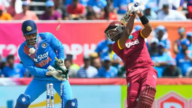 දෝනි කඩුල්ලක් බිඳ හෙළමින්