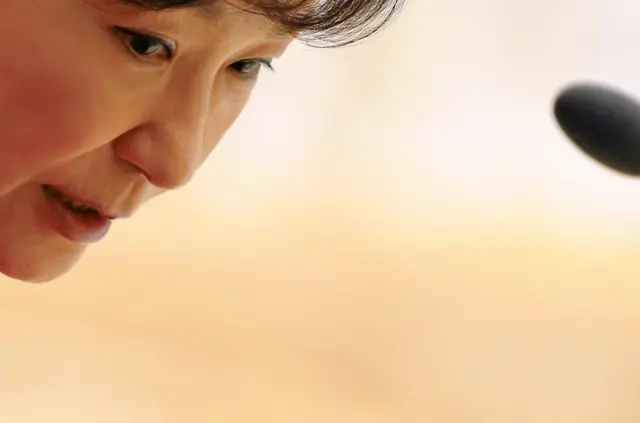 朴槿惠即刻丧失职权，除得限期离开青瓦台，也将丧失包括年金在内等卸任元首礼遇，仅剩维安守护人身安全。