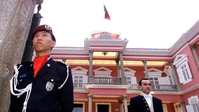 澳门总督府前站岗的治安警察与礼宾官（18/3/1999）