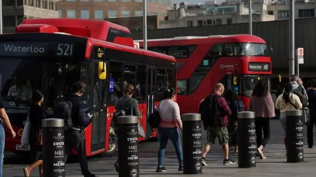 Londra'da bir caddede belediye otobüsleri 