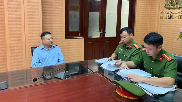 Sark Bình làm vệc với Công an TP Hà Nội