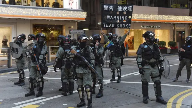 警察曾经警告会施放催泪弹,但最终没有行动。民阵批评警方的行为,指当时并没有冲突。