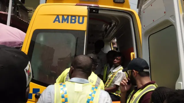 Ndị gbatagbata na-azọ ndị merụrụ ahụ ebe ụlọ dara na Legọs