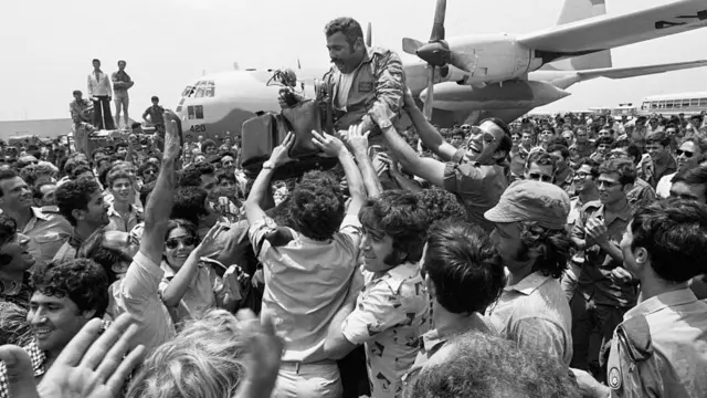 اسرائیل واپسی پر ریسکیو طیاروں کے سکواڈرن لیڈر کا کندھوں پر اٹھا کر استقبال کیا گیا