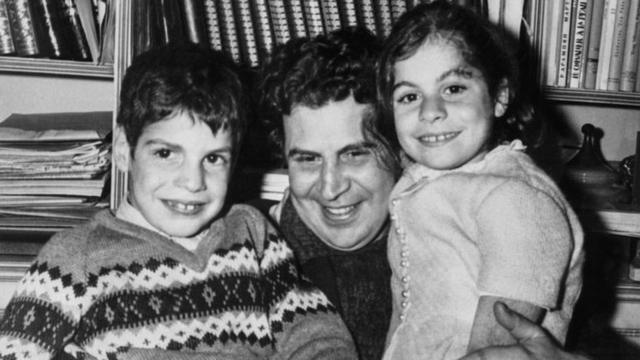 Mikis Theodorakis con sus hijos, en 1968.