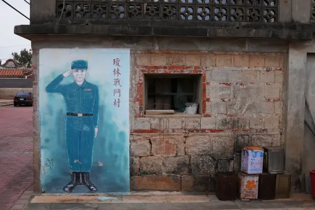 瓊林村擁有金門最大規模的民防坑道,被稱為"戰鬥村"。