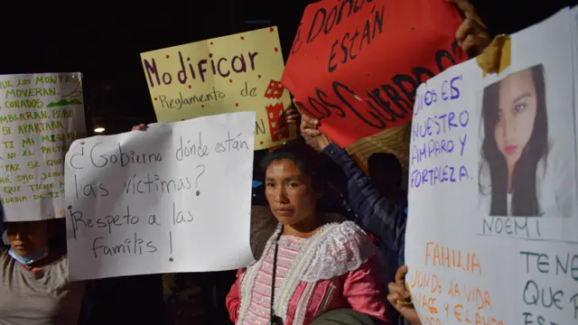 Protesta de familiares de víctimas del terremoto.