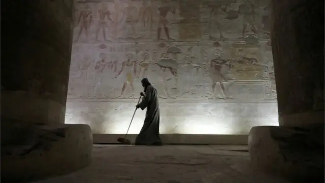 समाधिस्थलको भित्ता