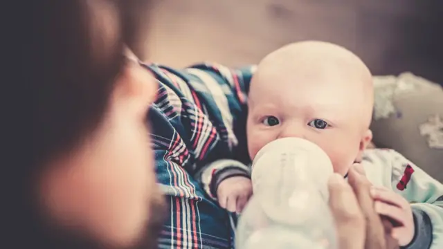 Кормление смесью из бутылки