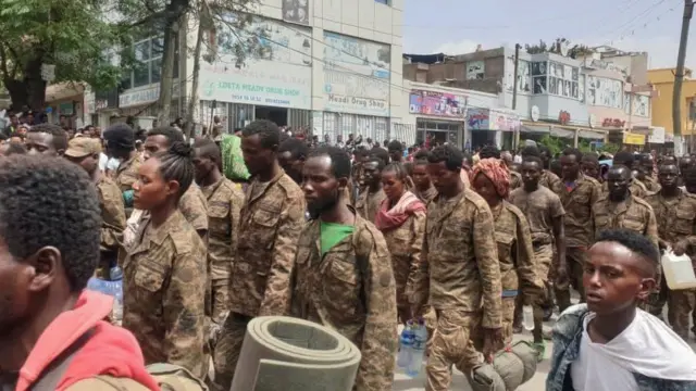 Ingabo za reta ya Ethiopia n'impfungwa z'intambara zambaye impuzu za gisirikare zarazungurukanywe mu mabarabara ya Mekelle ku wa 02/07