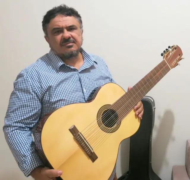 Reinaldo Casteluzzo com violão para pessoas deficientes