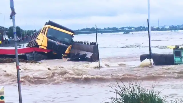 જ્યમાં ભારે વરસાદના કારણે ઘણા વિસ્તારોમાં નદીઓ ઓવરફ્લો થઈ રહી છે