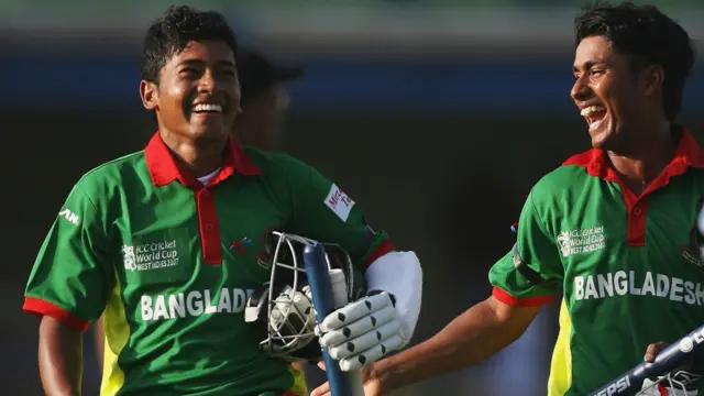 ২০০৭ বিশ্বকাপে ভারতকে হারানোর পর মুশফুকির রহিম ও মহম্মদ আশরাফুল