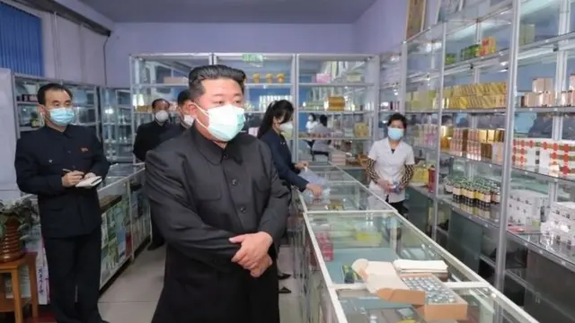 김정은 위원장이 15일 평양의 약국을 직접 찾아 의약품 공급실태를 점검했다