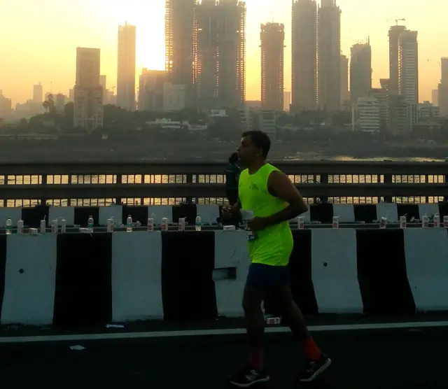 मुंबई मॅरेथॉनचं क्षणचित्र.