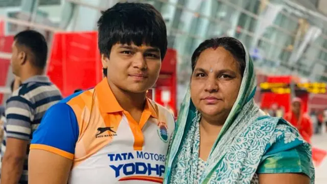 दिव्या काकरान अपनी माँ के साथ