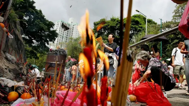 香港某坟场于清明节布满来拜祭的群众（资料图片）