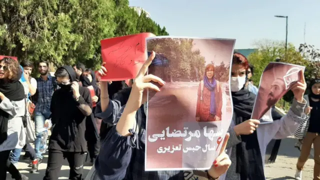 روحانی در سخنرانی‌اش به برپایی این اعتراض و بازداشت فعالان دانشجویی اشاره‌ای نکرد.