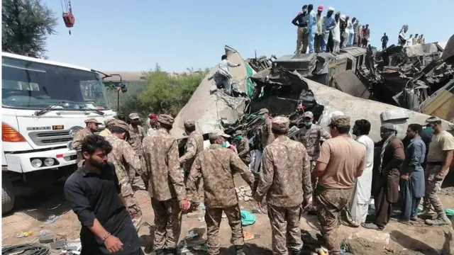 એક સ્થાનિક પત્રકારના જણાવ્યાનુસાર , "રેસ્ક્યૂ ઑપરેશનમાં સ્થાનિકો પણ મદદ કરી રહ્યા છે. આ ઘટના એટલી ભયંકર હતી કે એવું લાગે છે કે જાણે દુર્ઘટનાગ્રસ્ત ડબ્બાને જાણે મશીન વડે કાપવામાં આવ્યા હોય."