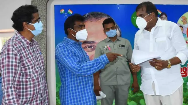 మంత్రి బొత్సకి వినతిపత్రం అందిస్తున్న జీవీఎంసీ కార్పోరేటర్ గంగారావు తదితరులు