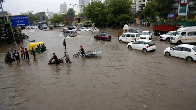 અમદાવાદમાં ભારે વરસાદ પડતાં આરટીઓ સર્કલ પર પાણી ભરાયાં હતાં