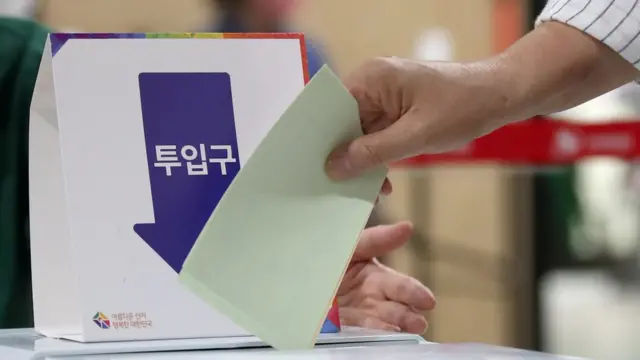 제8회 전국동시지방선거일인 지난 6월 1일 부산시 금정구 예술지구P 공연장에 마련된 투표소에서 유권자가 투표함에 투표지를 넣고 있다