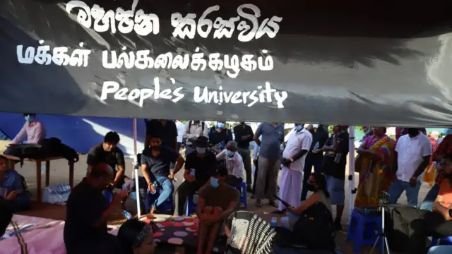 විරෝධතාකරුවන් විසින් ගාලුමුවදොර ස්ථාපිත කොට තිබු ගෝඨා ගෝ ගම ගම්මානයේ මහජන සරසවිය