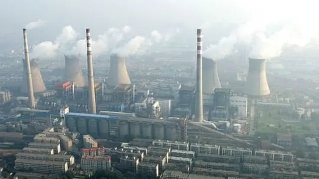 फ़ैक्ट्री से निकलता धुआं