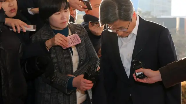 김명수 현 대법원장이 24일 서울 서초구 대법원으로 출근하며 '사법행정권 남용 의혹'에 대해 사과했다