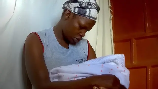 Adama ari kumwe n'umwana wiwe yashaka kugurisha.