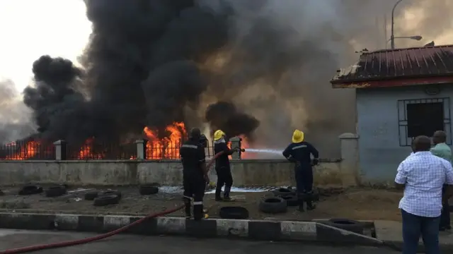 Fire Service pipo wey dey try to quench di fire.