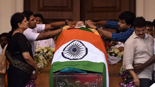 ஜெயலலிதாவின் உடலுக்கு அருகே சசிகலாவின் உறவினர்கள்