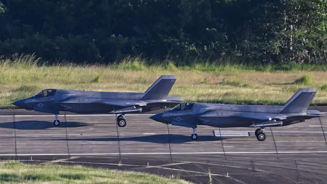 Два истребителя F-35B Корпуса морской пехоты США рулят по взлетно-посадочной полосе аэропорта Хосе Апонте де ла Торре, бывшей военно-морской базы Рузвельт-Роудс, 1 декабря 2025 года в Сеибе, Пуэрто-Рико. 