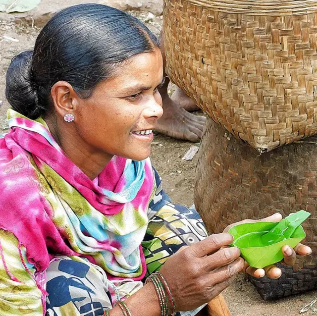 విప్ప సారా తాగుతున్న మహిళ