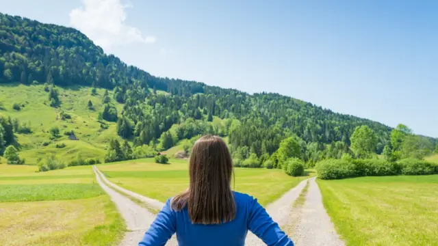 Mulher entre duas opções de caminho