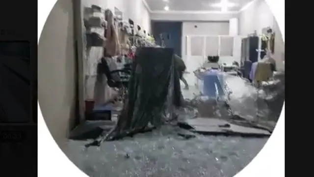 Бир Телеграм фойдаланувчиси тарқатган видеода деразалари синган гўзаллик салони акс этган.