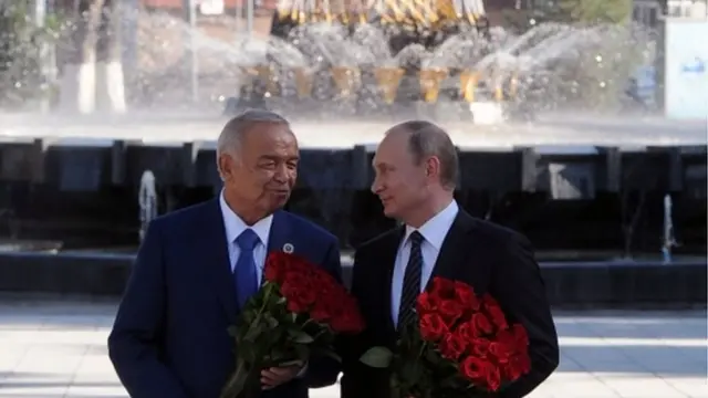 Kərimov və Putin Daşkəntdəki Puşkin heykəli qarşısında. ( Daşkənd: 24 iyun 2016-cı il)
