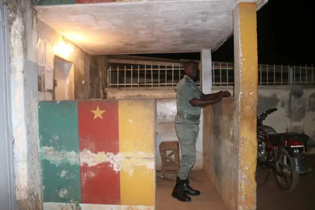 A security forces member stands in guard during the release of Anglophone activists at the prison of Yaounde,Cameroon, September 1, 2017.